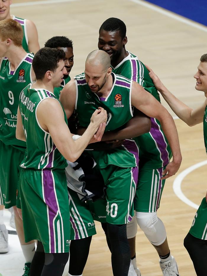 El equipo felicita a Augustine tras su canasta final