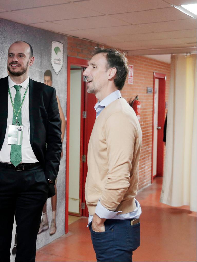 Pepe Sánchez, charlando con Carlos Jiménez y Boniface Ndong