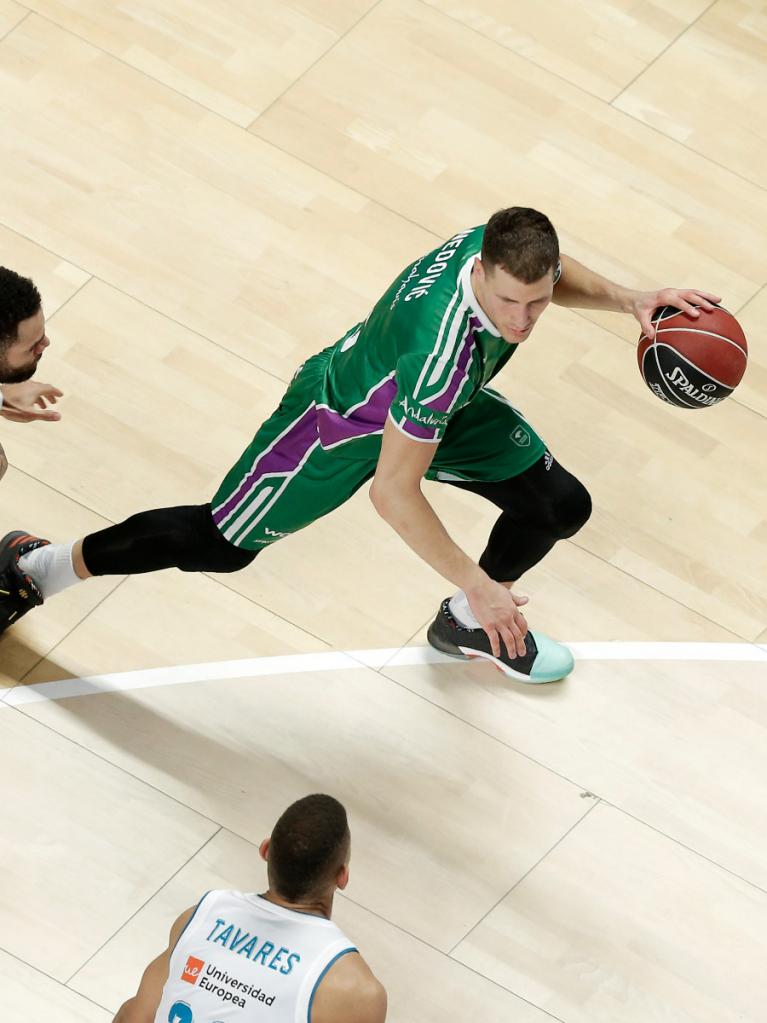 Nedović, botando el balón