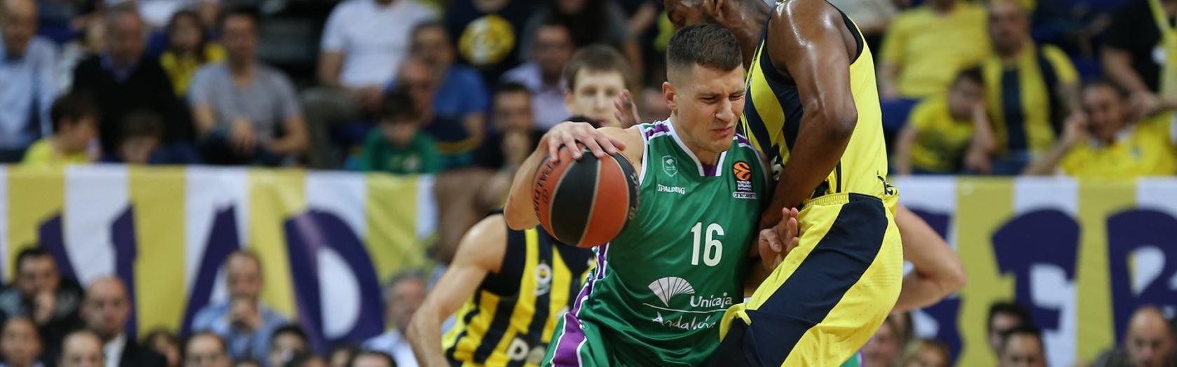 Nedovic intenta superar la defensa 