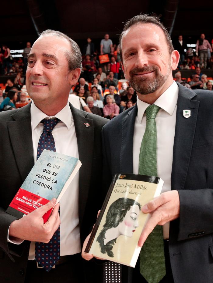 Joan Plaza y Txus Vidorreta se han intercambiado libros antes del inicio del partido con motivo del Día Internacional del Libro