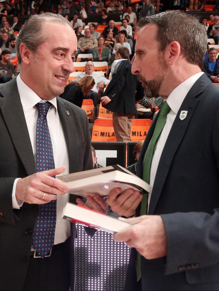 Joan Plaza y Txus Vidorreta se han intercambiado libros antes del inicio del partido con motivo del Día Internacional del Libro