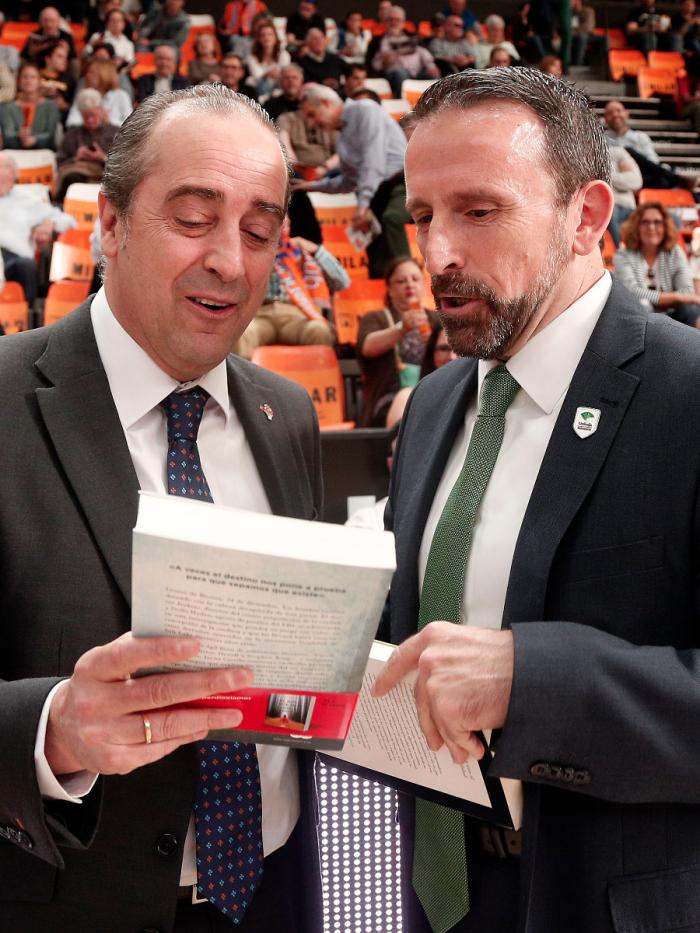 Joan Plaza y Txus Vidorreta se han intercambiado libros antes del inicio del partido con motivo del Día Internacional del Libro