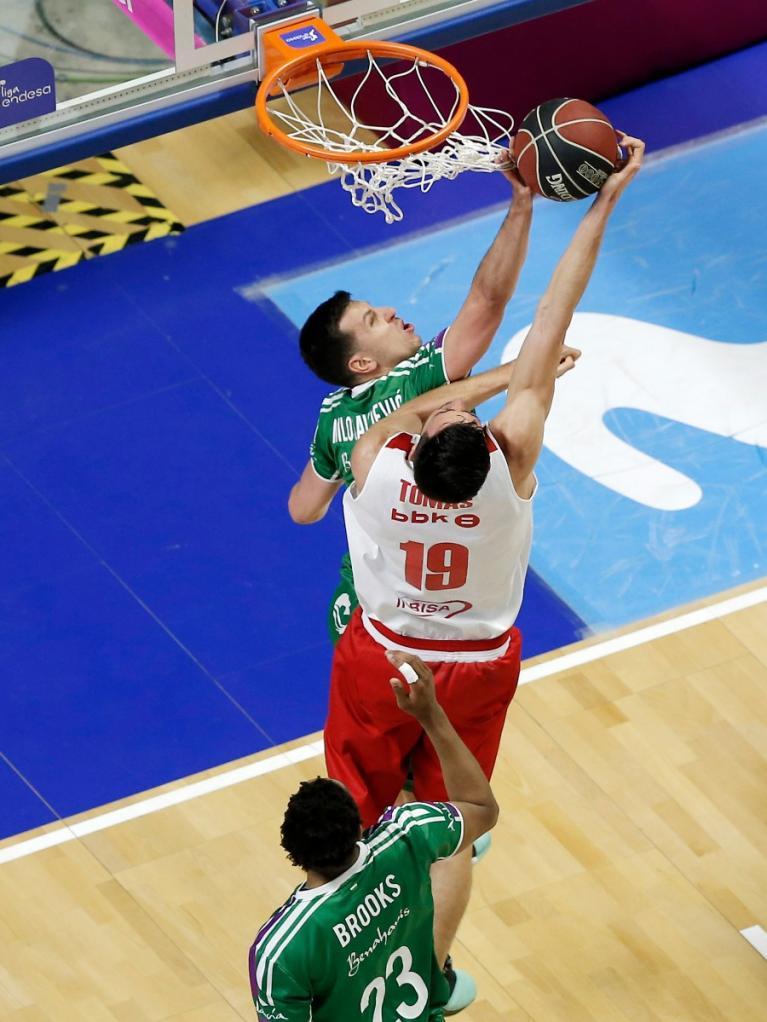 Dragan Milosavljevic coloca un tapón a Pere Tomàs