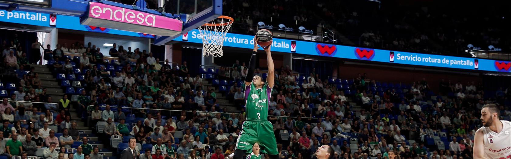 McCallum, finalizando un alley oop