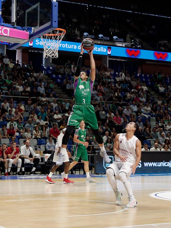 McCallum, finalizando un alley oop