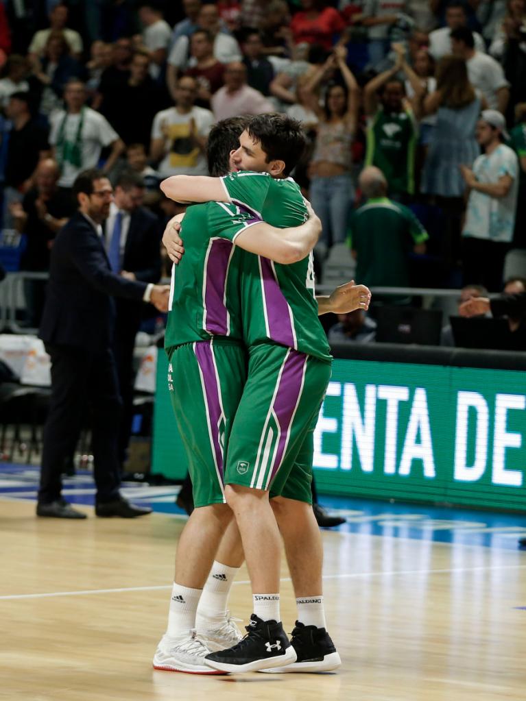 Carlos Suárez celebra la victoria con sus compañeros