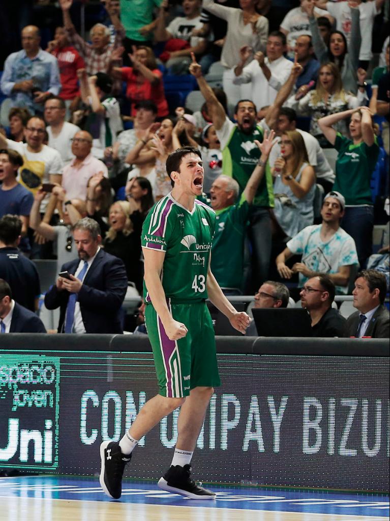 Carlos Suárez celebra una de las jugadas