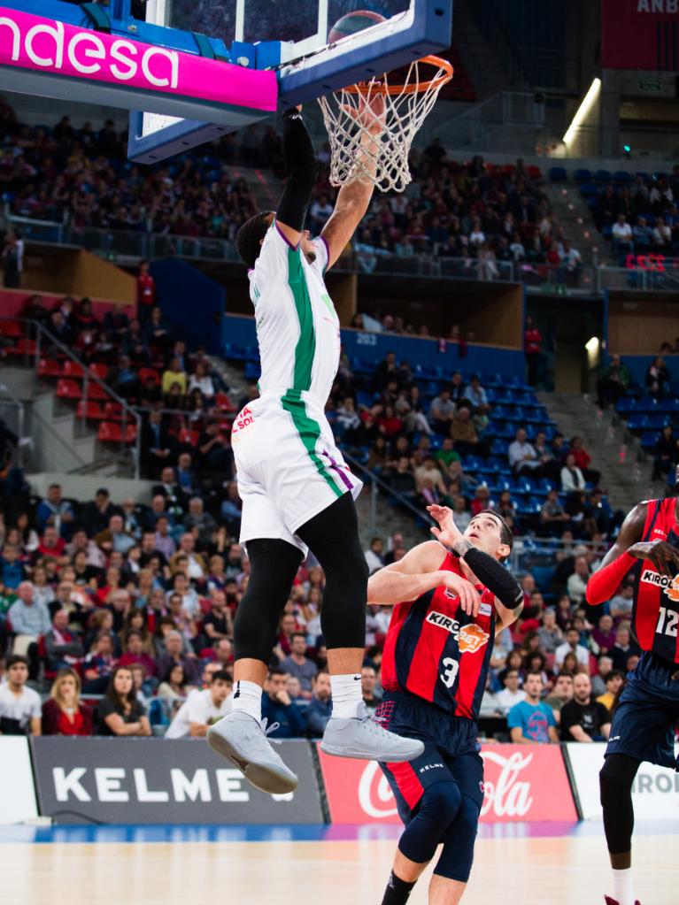 McCallum deja el balón en el aro