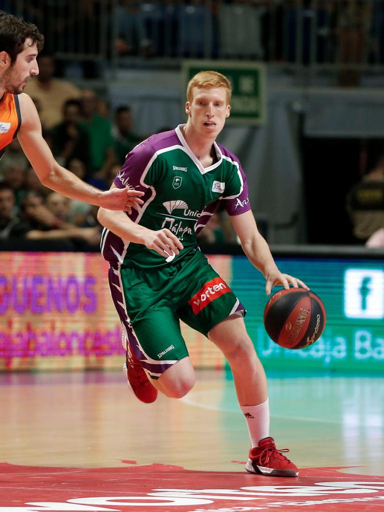 Alberto Díaz, subiendo el balón