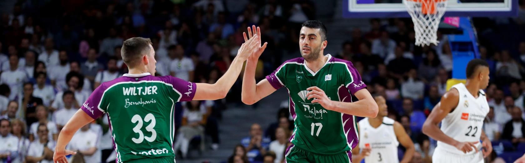 Wiltjer y Shermadini celebran una jugada