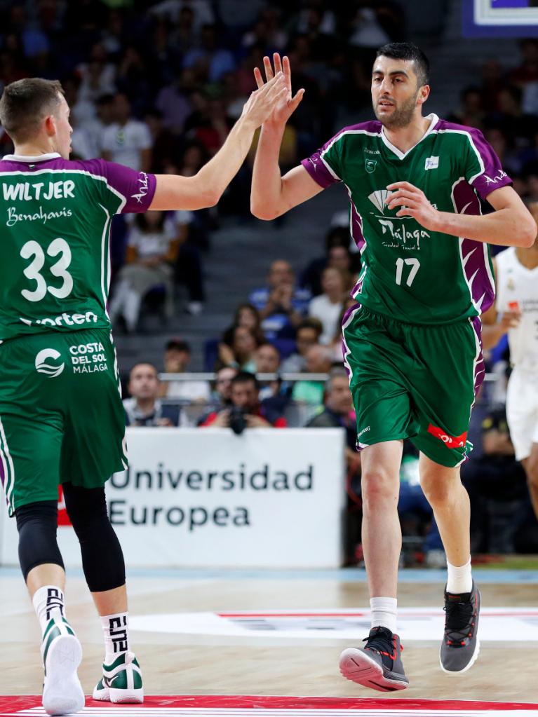 Wiltjer y Shermadini celebran una jugada