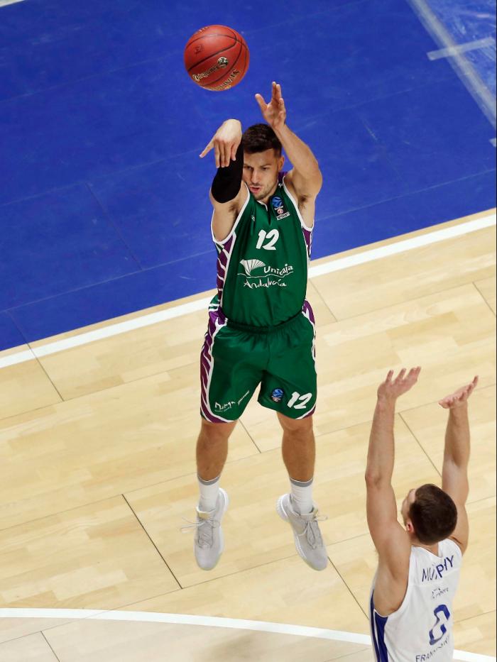 Milosavljević, lanzando un triple