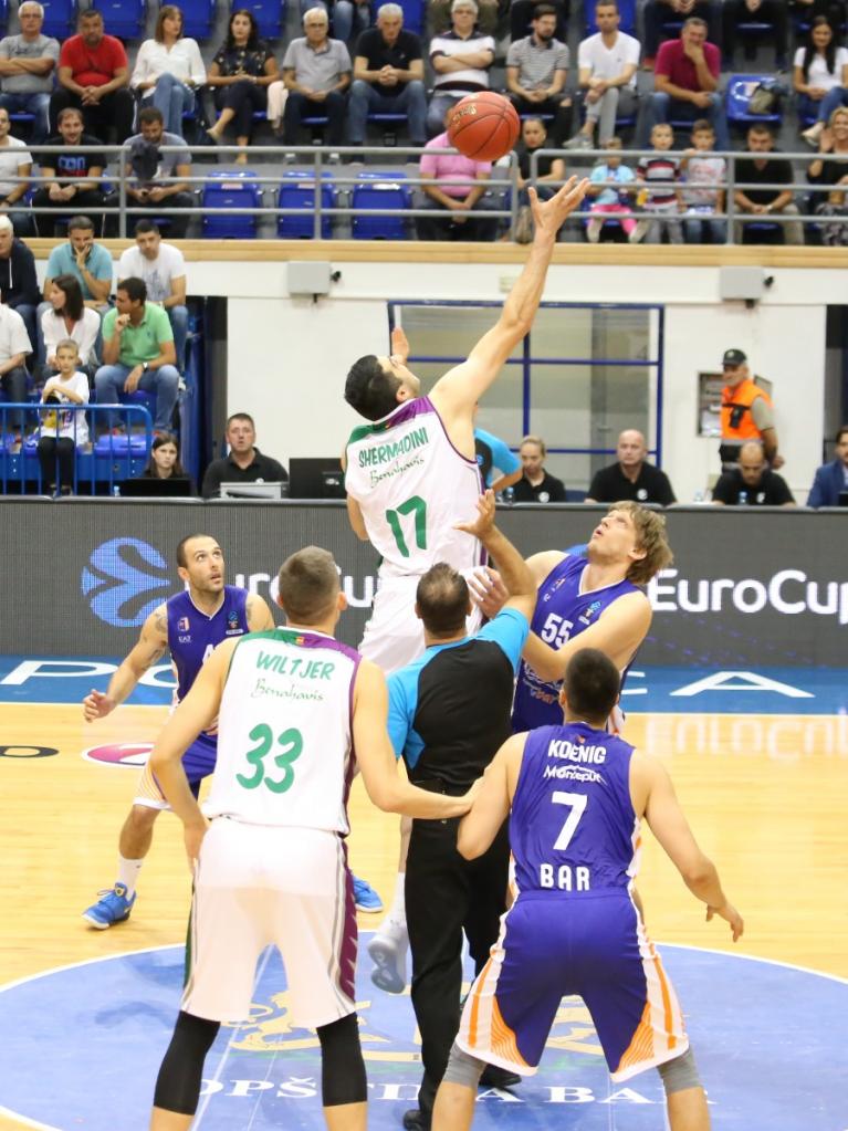 Giorgi Shermadini gana el salto inicial contra el Mornar Bar