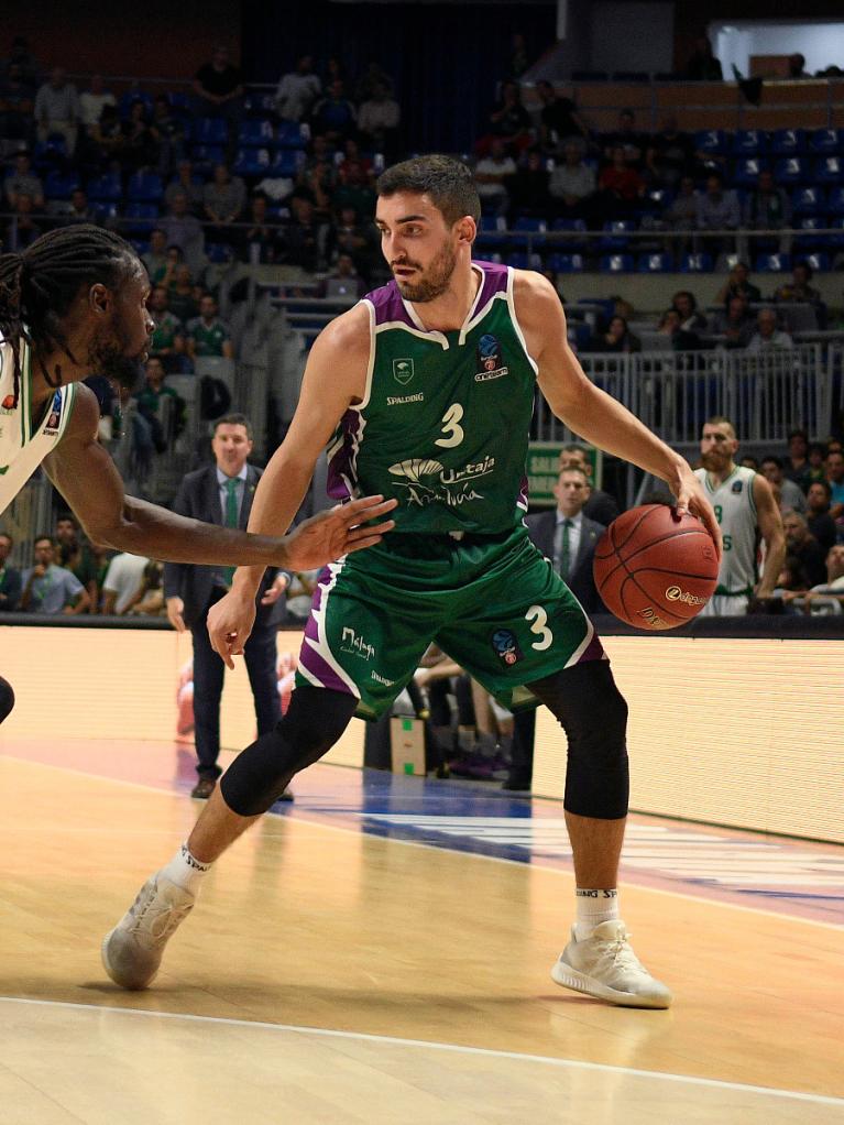 Jaime Fernández, defendido por dos jugadores contrarios