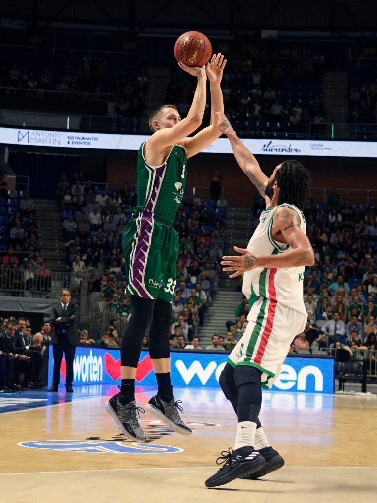 Wiltjer lanzando desde la línea de tres puntos