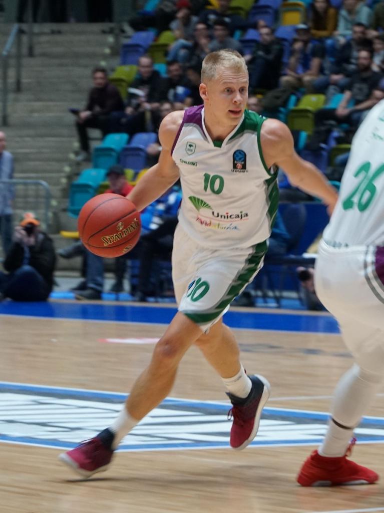 Sasu Salin intenta zafarse de un defensor del Fraport Skyliners.