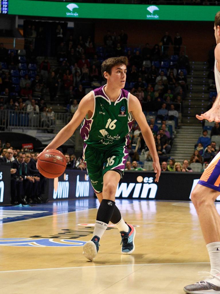 Pablo Sánchez, botando el balón