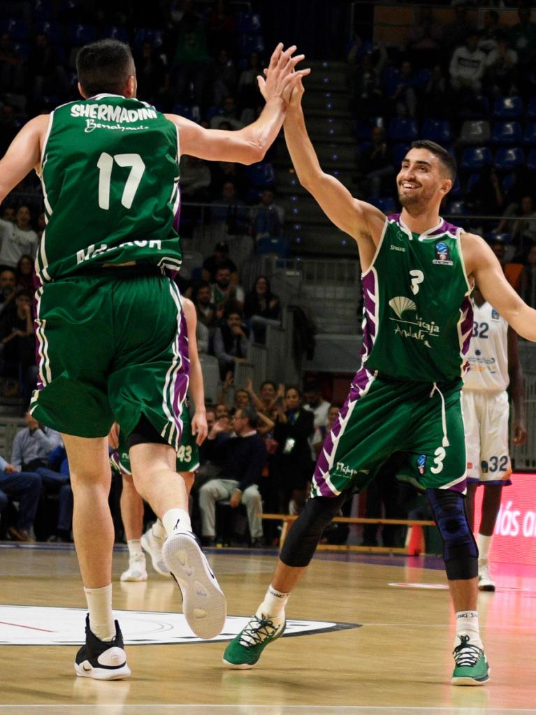 Jaime Fernández y Shermadini celebran una jugada