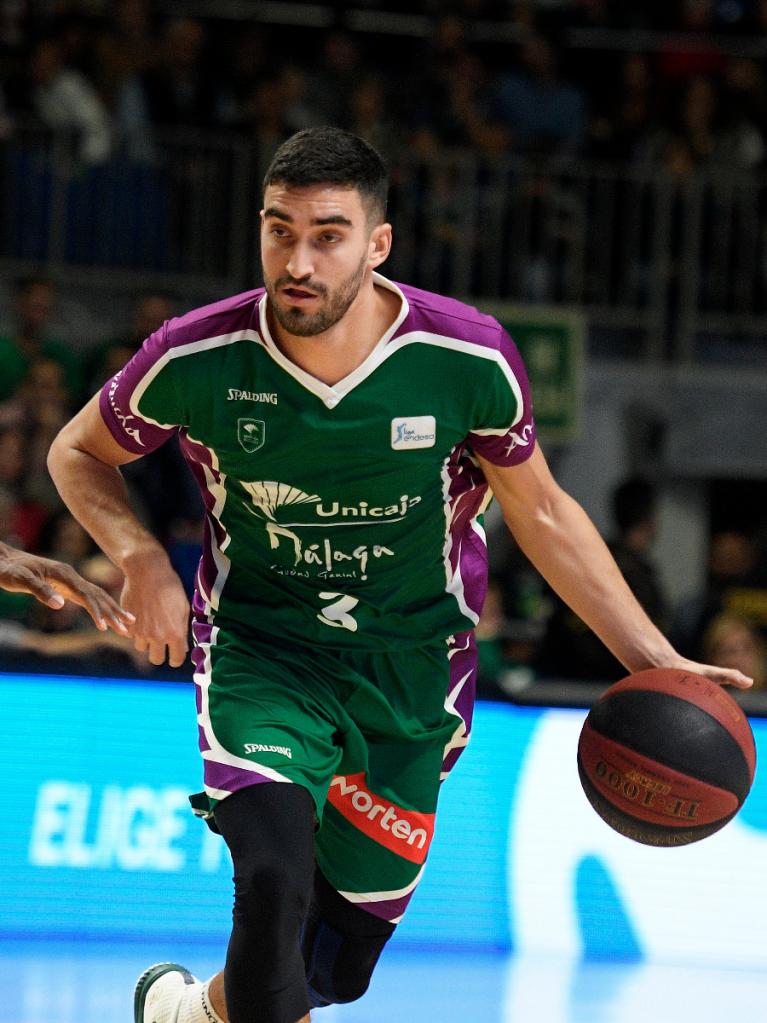 Jaime Fernández, botando el balón