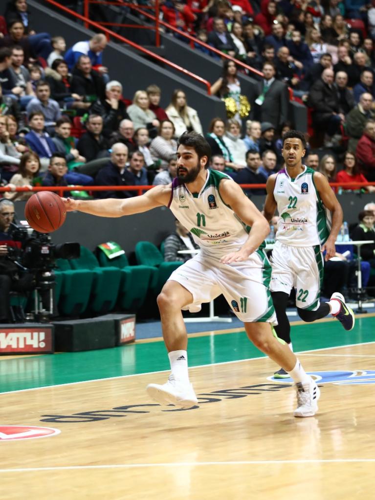 Dani Díez lucha por un balón 