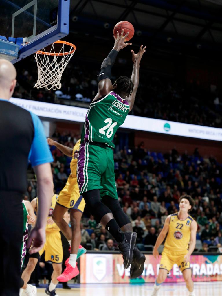 Lessort, capturando el balón para finalizar un alley-oop