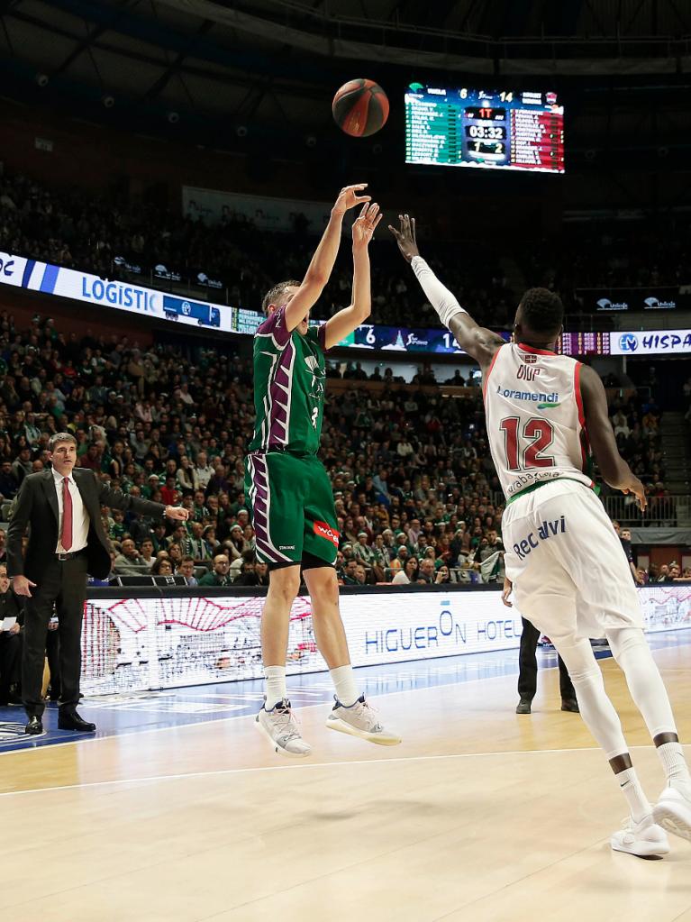 Wiltjer lanza a desde la media distancia 