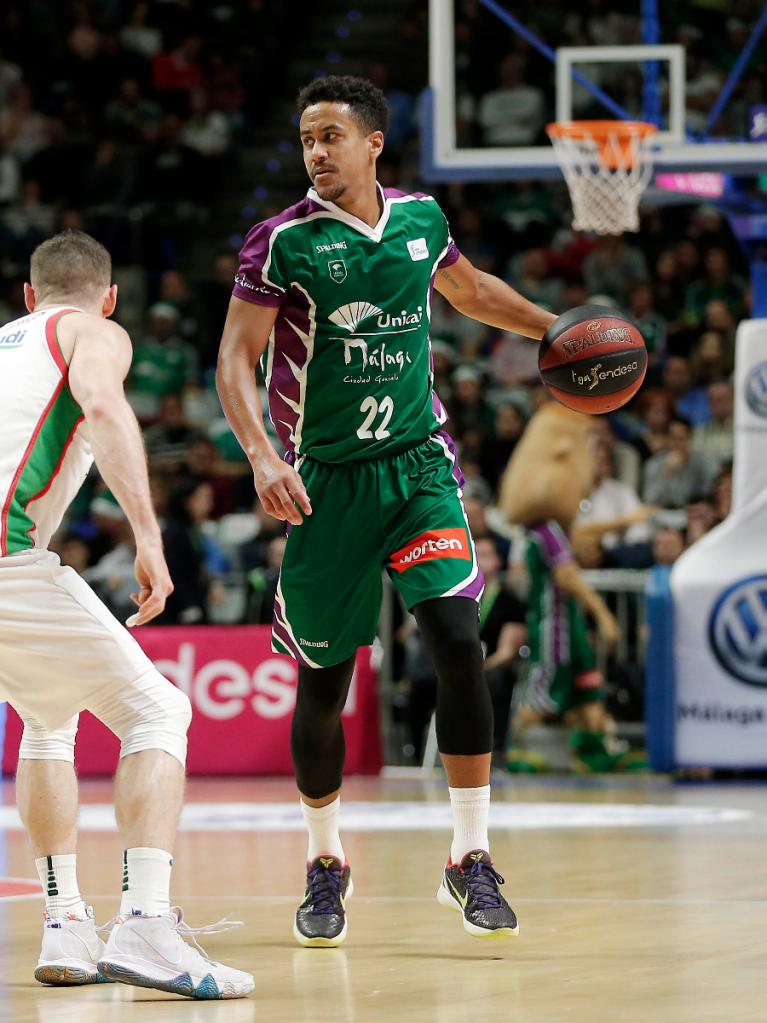 Roberts, botando el balón