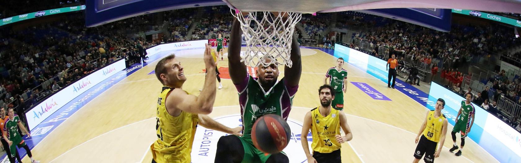 Mathias Lessort machaca ante el Iberostar Tenerife.