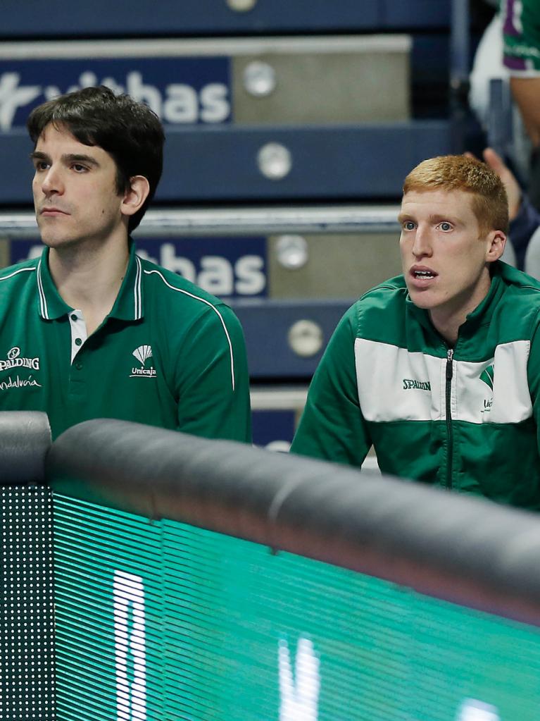 Carlos Suárez y Alberto Díaz, lesionados, observan el partido 