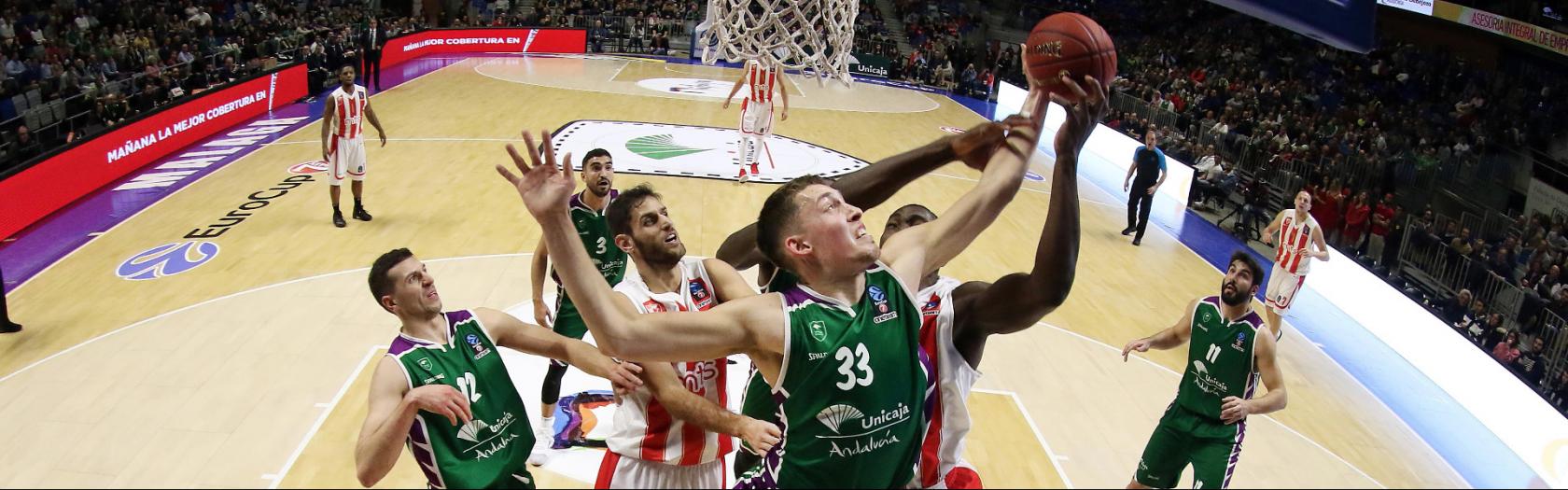 Wiltjer lucha por un rebote con varios rivales 