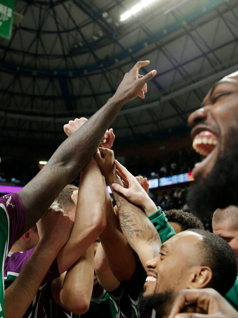 El equipo celebra la victoria