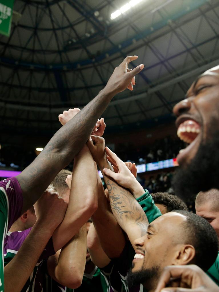 El equipo celebra la victoria