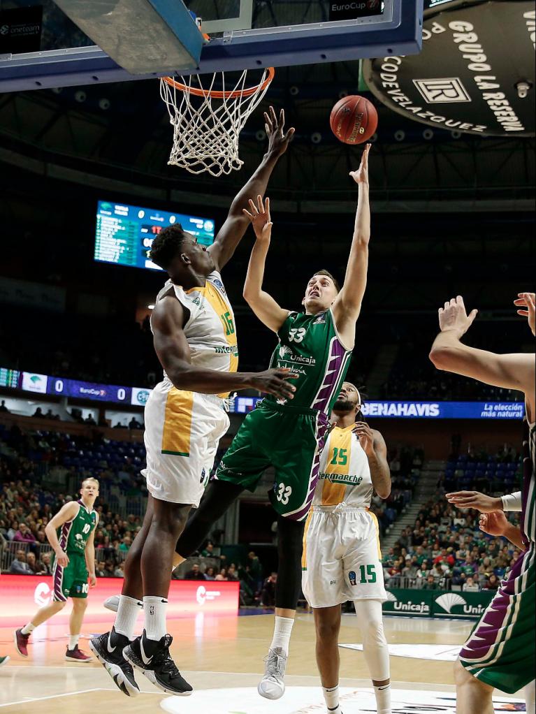 Wiltjer lanza a una mano ante oposición de un rival