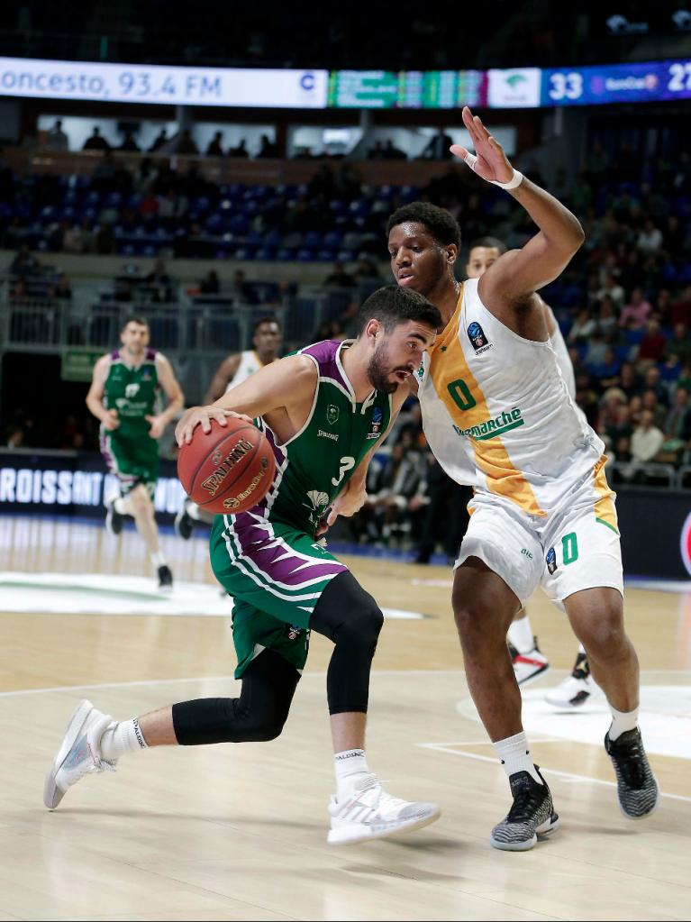 Jaime Fernández penetra en la defensa rival