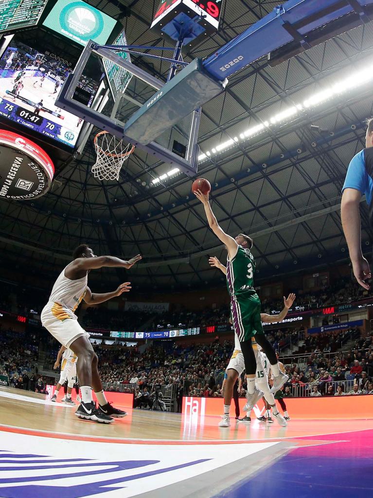 Wiltjer, dejando una bandeja