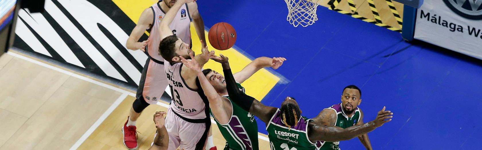 Lessort y Shermadini luchan por un rebote contra los pívots del Valencia Basket. 