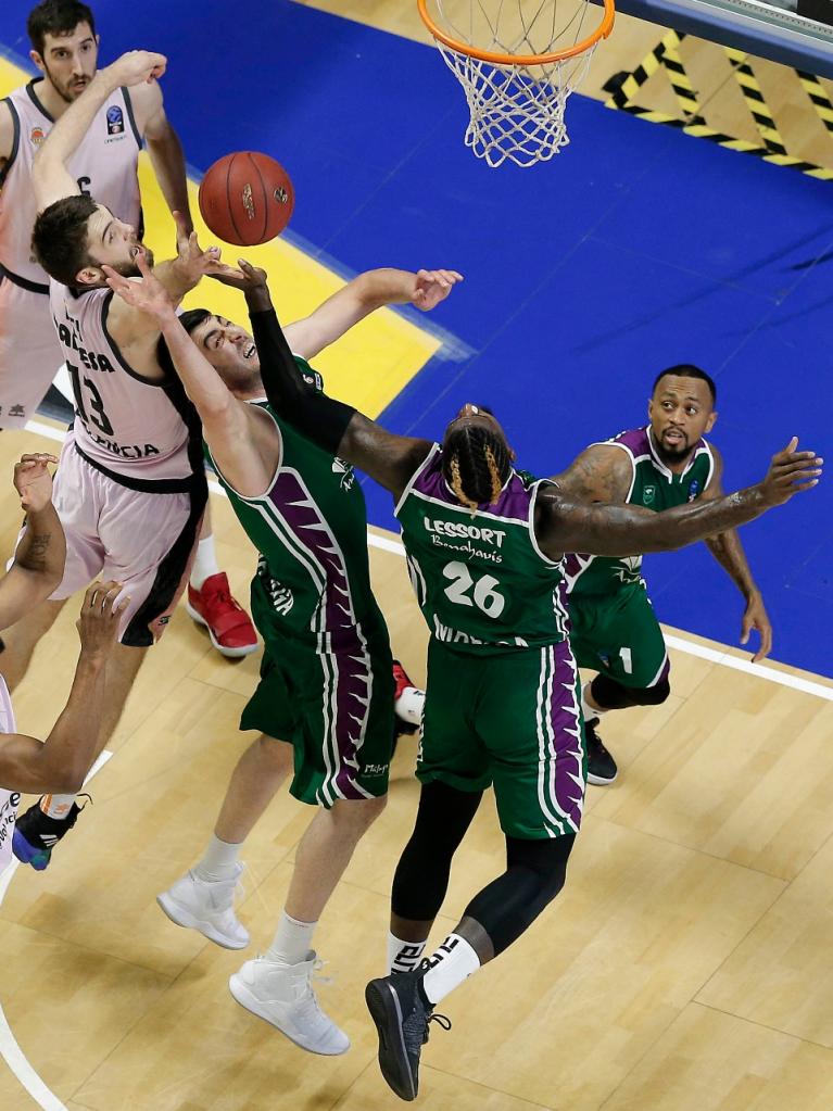 Lessort y Shermadini luchan por un rebote contra los pívots del Valencia Basket. 