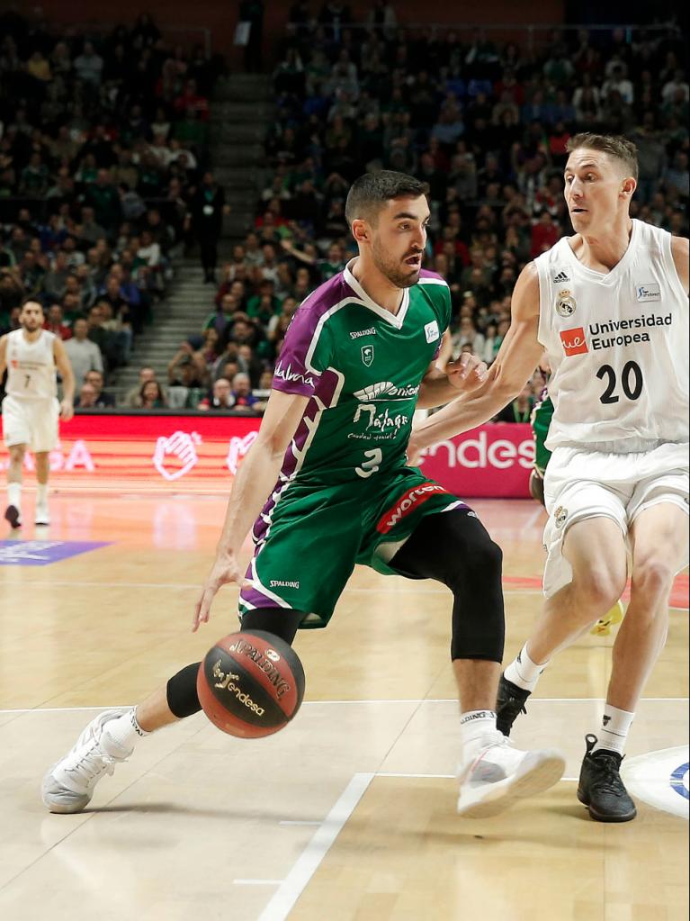 Jaime Fernández penetra ante la defensa rival