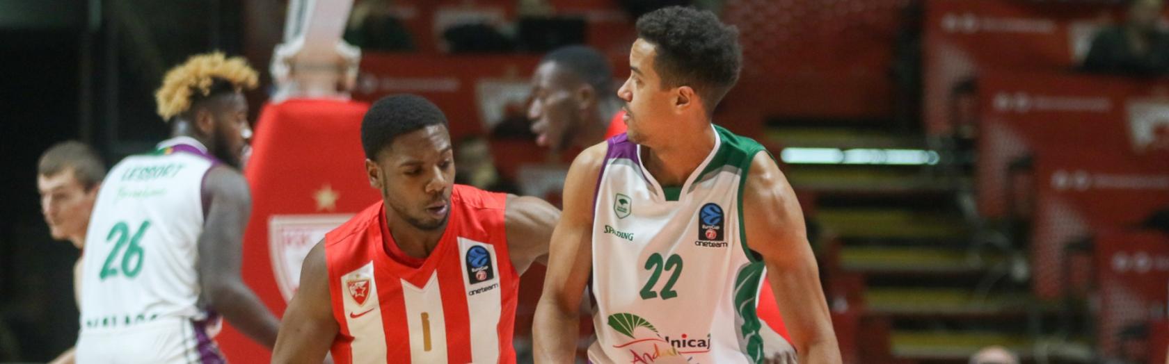 Brian Roberts bota ante la defensa de Joe Ragland en la pista del Estrella Roja.