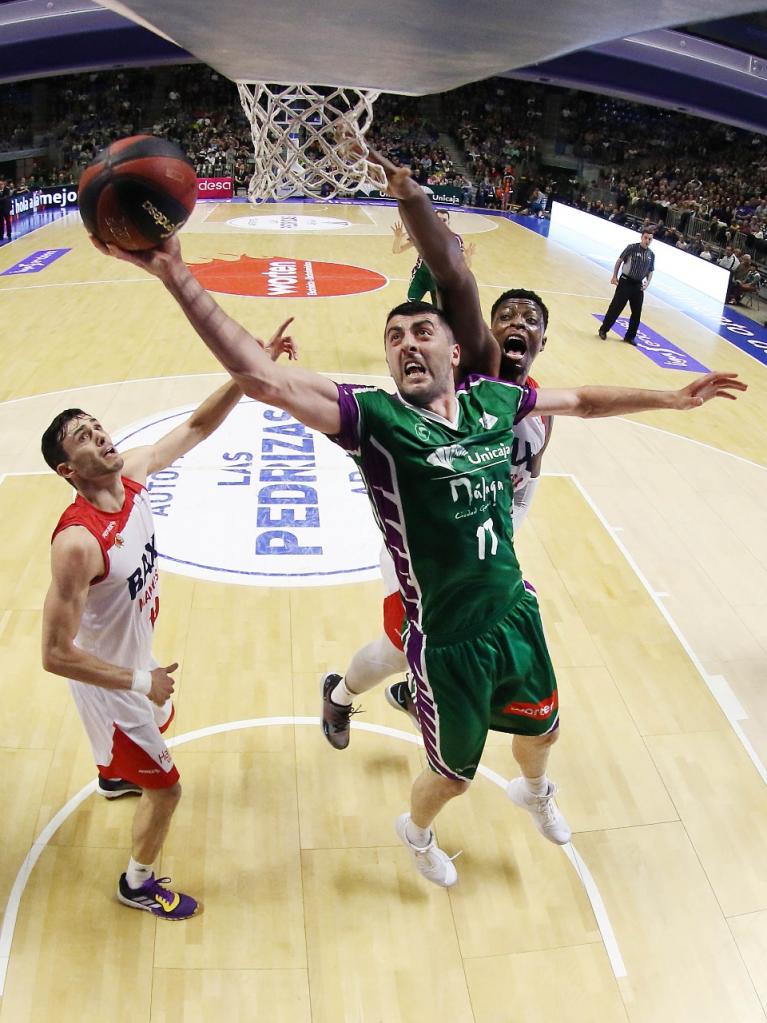 Giorgi Shermadini trata de anotar frente al Baxi Manresa.