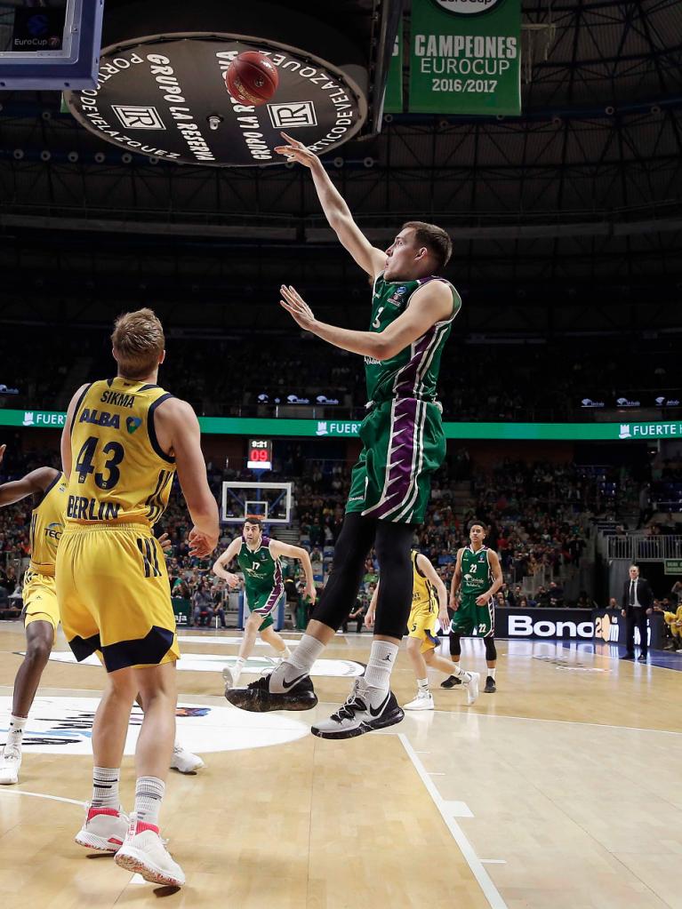 Wiltjer lanza a una mano