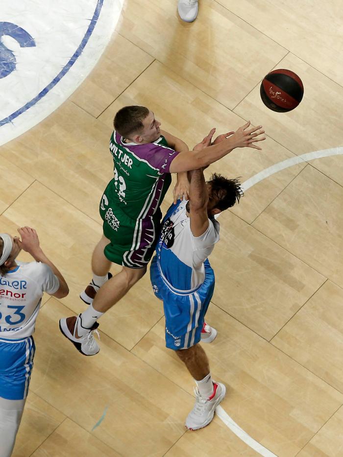 Wiltjer consigue lanzar a una mano por encima de su rival