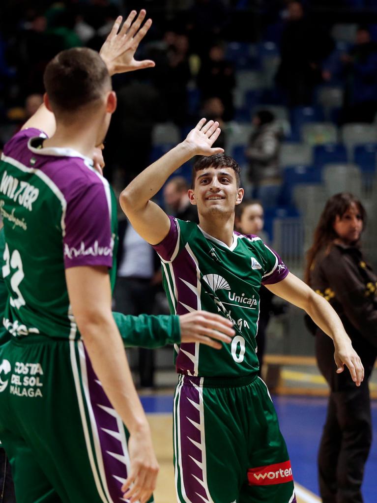 Lucas Muñoz felicitado por Wiltjer tras su debut