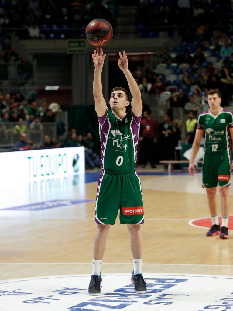 Lucas Muñoz, lanzando un tiro libre