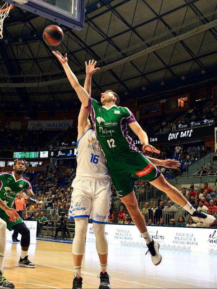 Milosavljević lanza bajo el aro a una mano