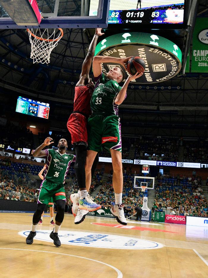 Wiltjer intenta lanzar ante la presión del rival