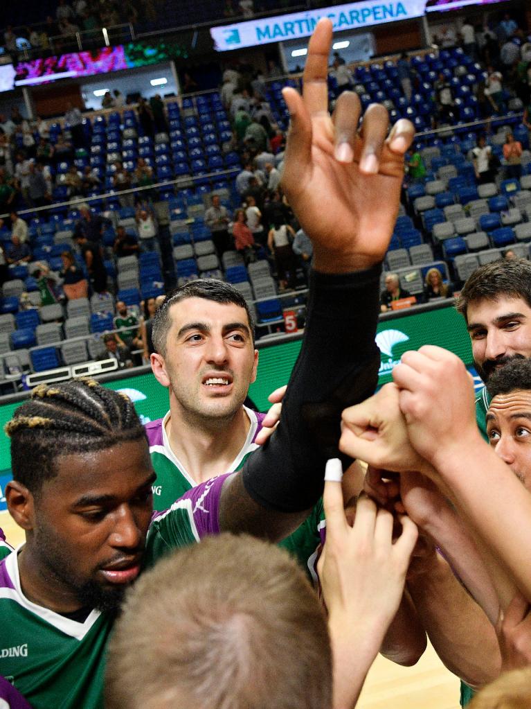 El equipo celebra la victoria