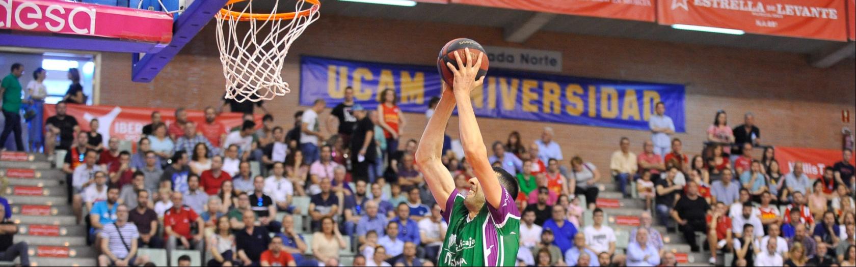 Giorgi Shermadini se dispone a machacar contra el UCAM Murcia.