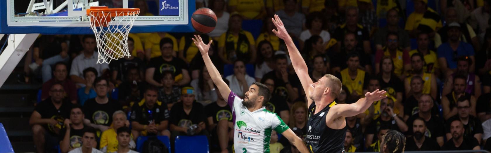 Jaime Fernández supera a Colton Iverson.